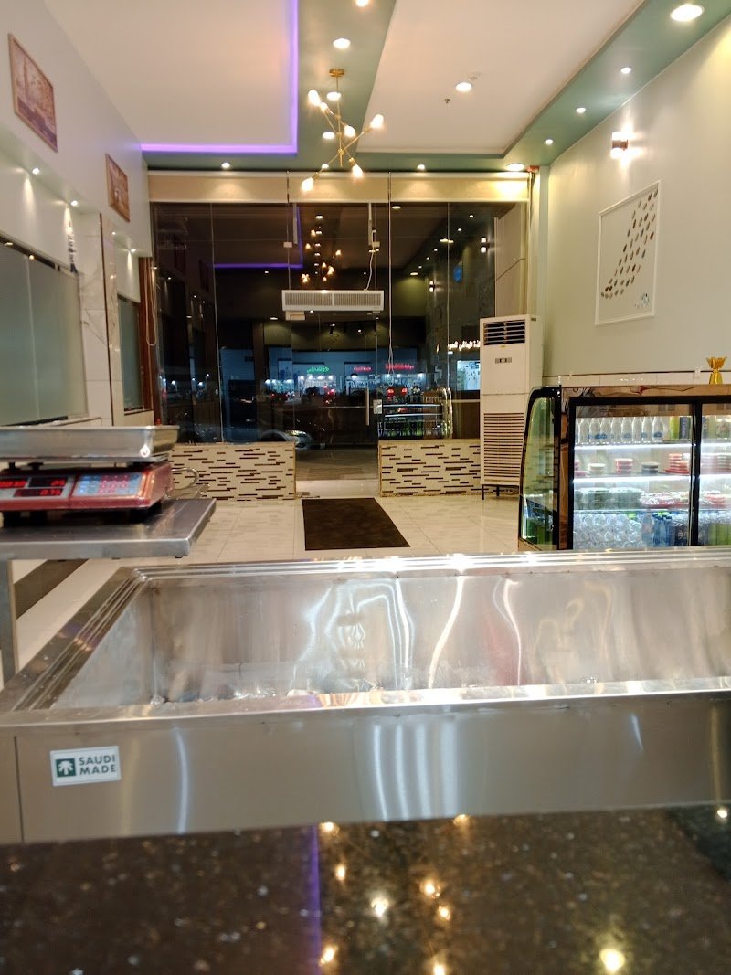 مطعم الموج للأسماك عاءلي AL MOUJ SEAFOOD FAMILY RESTAURANT